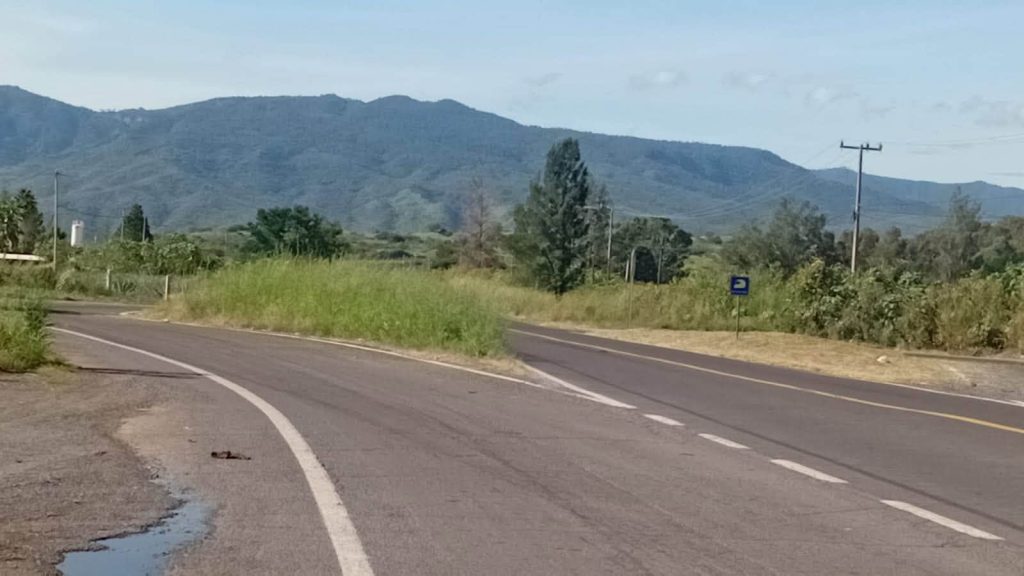 Jala realiza limpieza y retiro de maleza en el entronque a la autopista para mejorar la seguridad vial