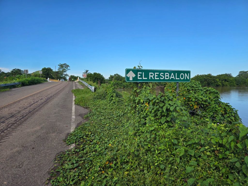 Acaponeta supervisa arroyos en El Resbalón y reporta desbordamiento en el camino a Motaje