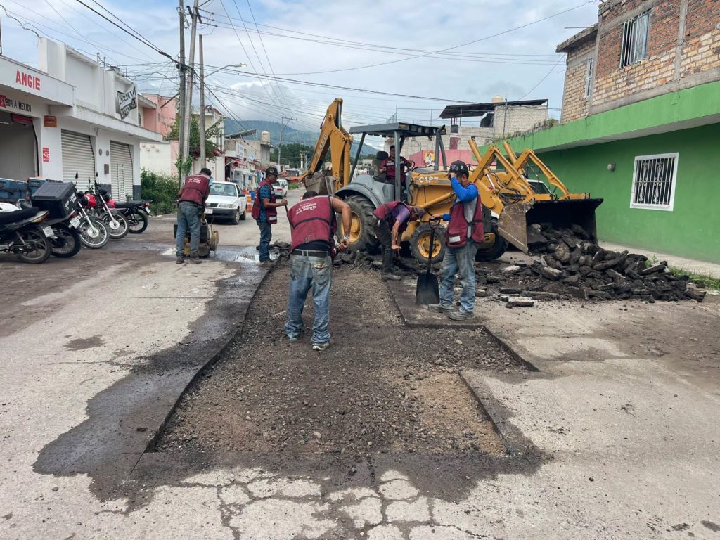 Tepic continúa con trabajos de bacheo en fraccionamientos y colonias