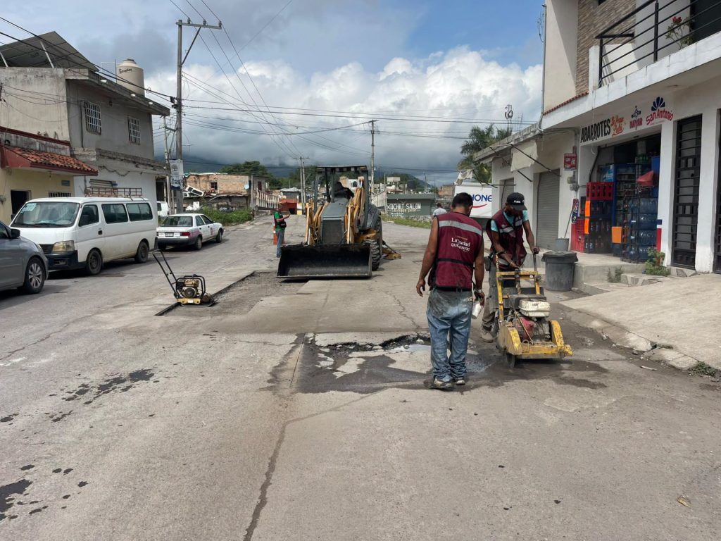 Tepic continúa con trabajos de bacheo en fraccionamientos y colonias