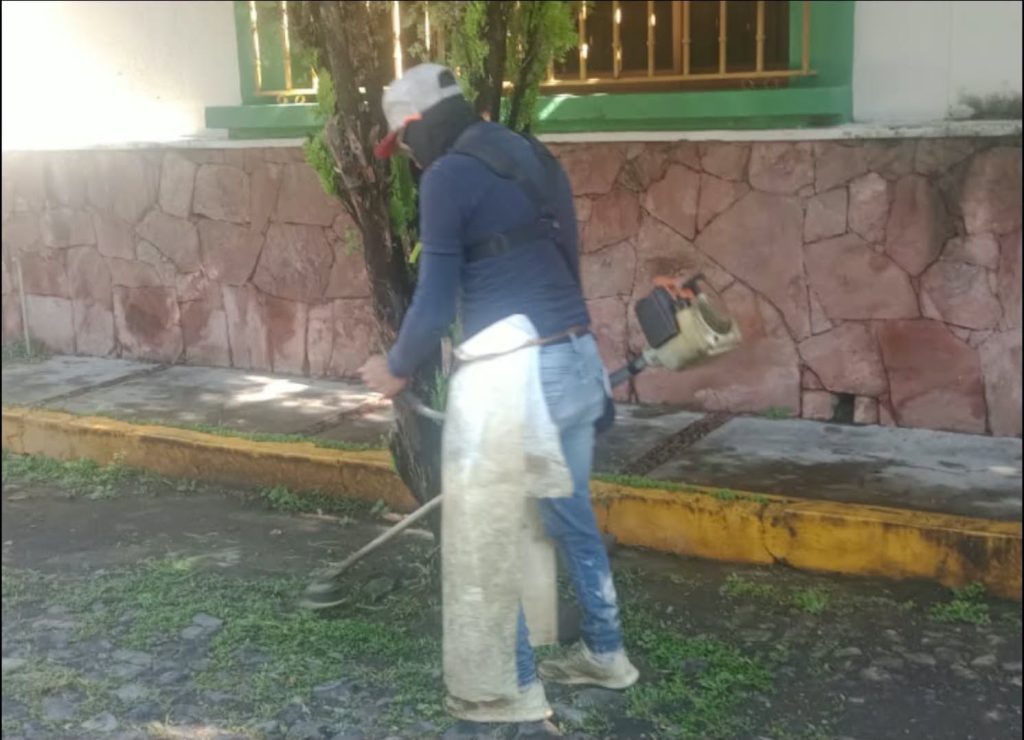 Jala realiza labores de limpieza y mantenimiento en el panteón municipal y calles