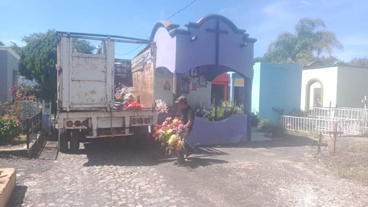 Jala realiza labores de limpieza y mantenimiento en el panteón municipal y calles
