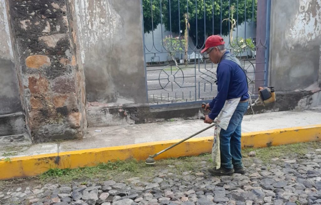Jala realiza labores de limpieza y mantenimiento en el panteón municipal y calles
