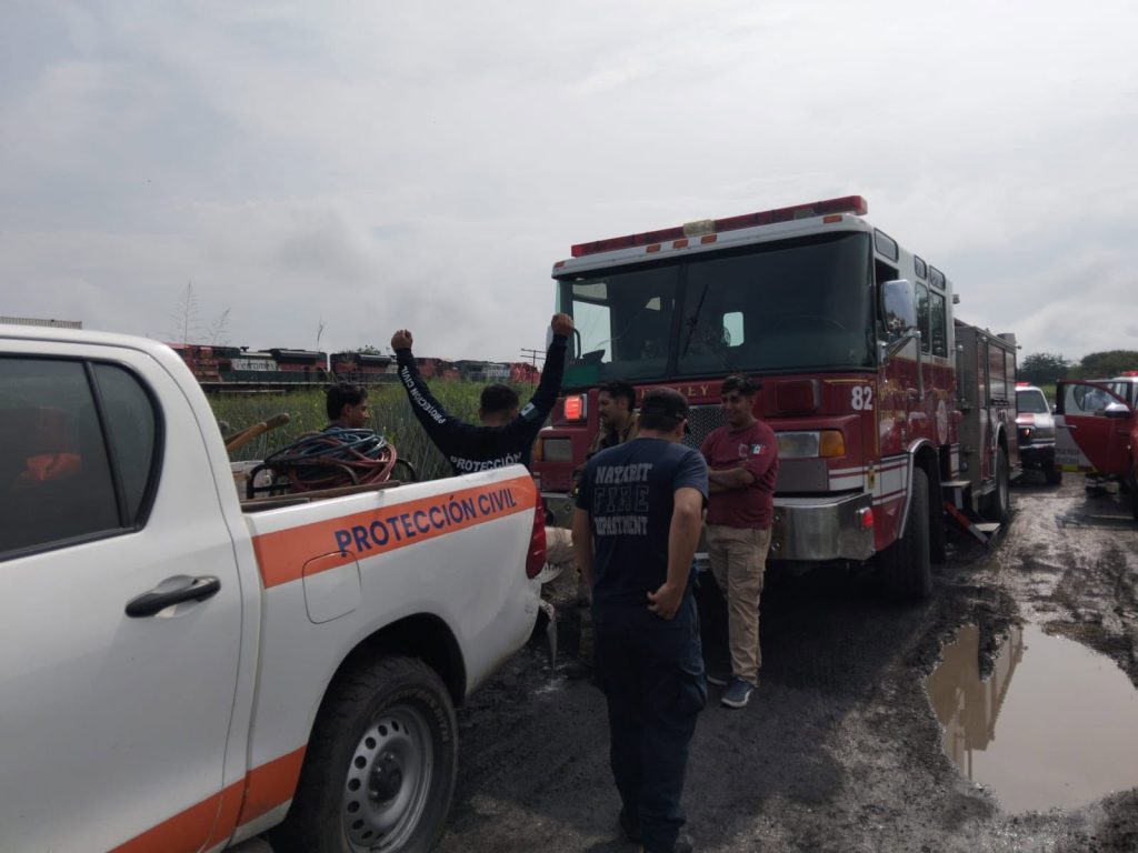 Protección Civil de Ahuacatlán apoya labores de rescate tras accidente en Amado Nervo