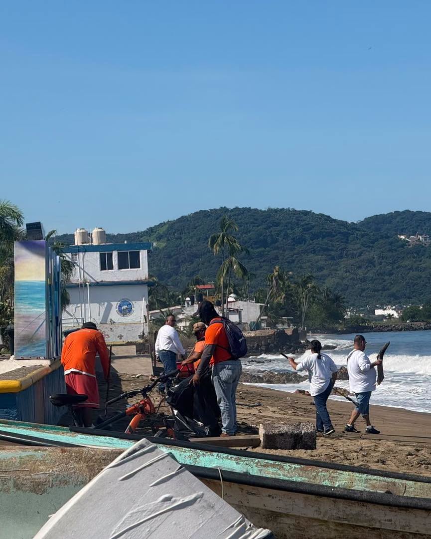 Compostela y pescadores realizan limpieza en el malecón de La Peñita de Jaltemba tras el huracán Rachel