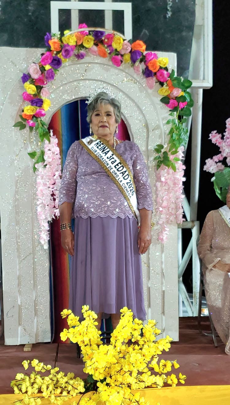 Adelaida Enríquez Zamorano es coronada reina de la tercera edad en La Ciénega, Ahuacatlán