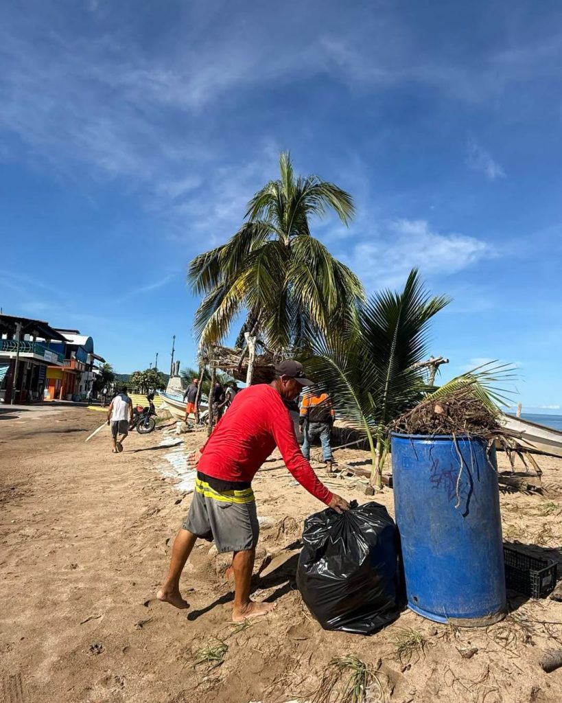 Compostela y pescadores realizan limpieza en el malecón de La Peñita de Jaltemba tras el huracán Rachel