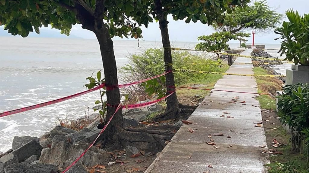 Bahía de Banderas mantiene vigilancia en playas y restringe accesos al mar por el huracán Simón