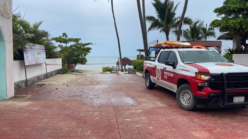 Bahía de Banderas mantiene vigilancia en playas y restringe accesos al mar por el huracán Simón