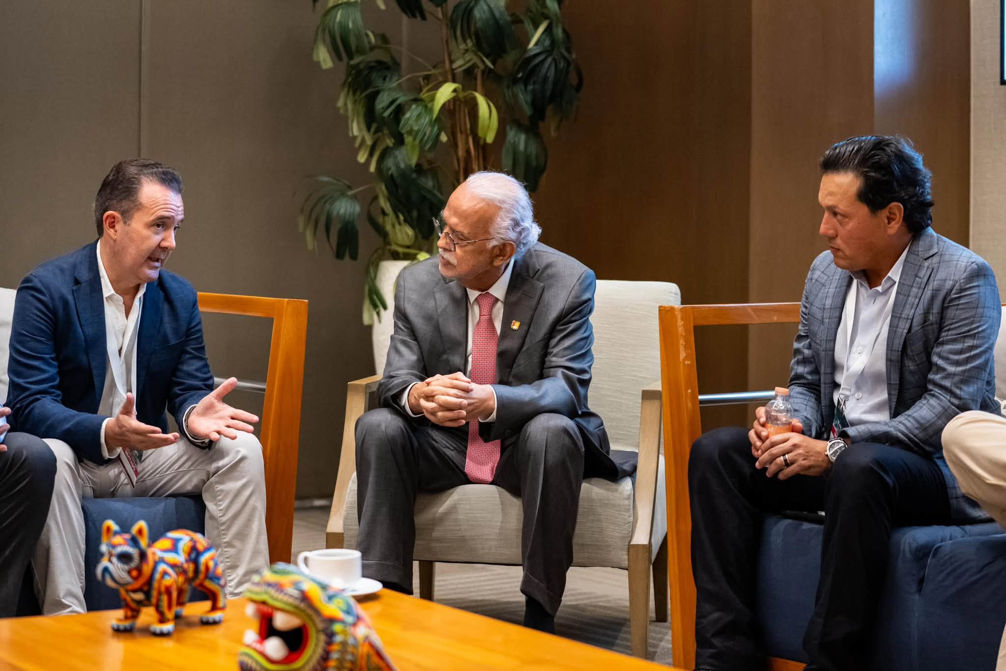 Miguel Ángel Navarro sostiene reuniones con empresarios y representantes institucionales durante el Nayarit Investment Forum 2026