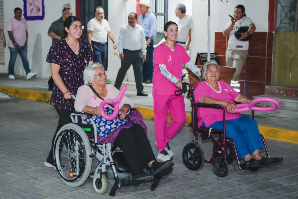 Compostela realiza marcha de concientización contra el cáncer de mama