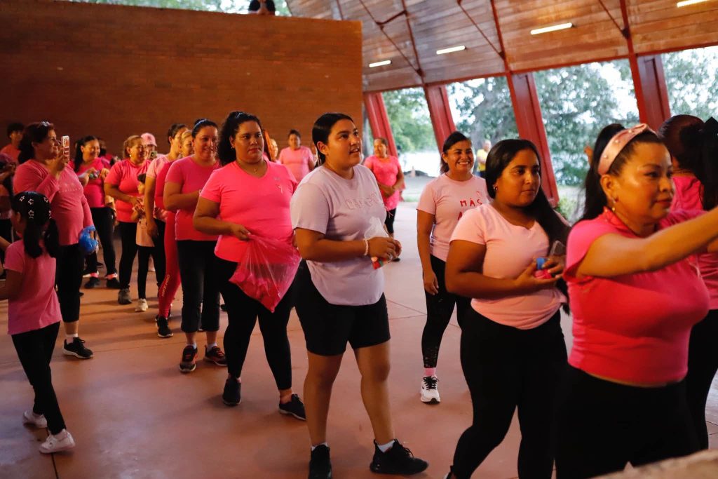 San Blas realiza activación de zumba por el Día Mundial de la Lucha contra el Cáncer de Mama
