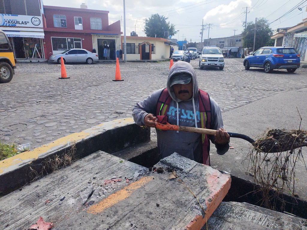 Tepic retira cuatro metros cúbicos de lodo del canal pluvial de la colonia Comerciantes