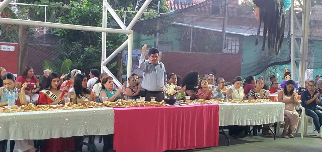 Adelaida Enríquez Zamorano es coronada reina de la tercera edad en La Ciénega, Ahuacatlán