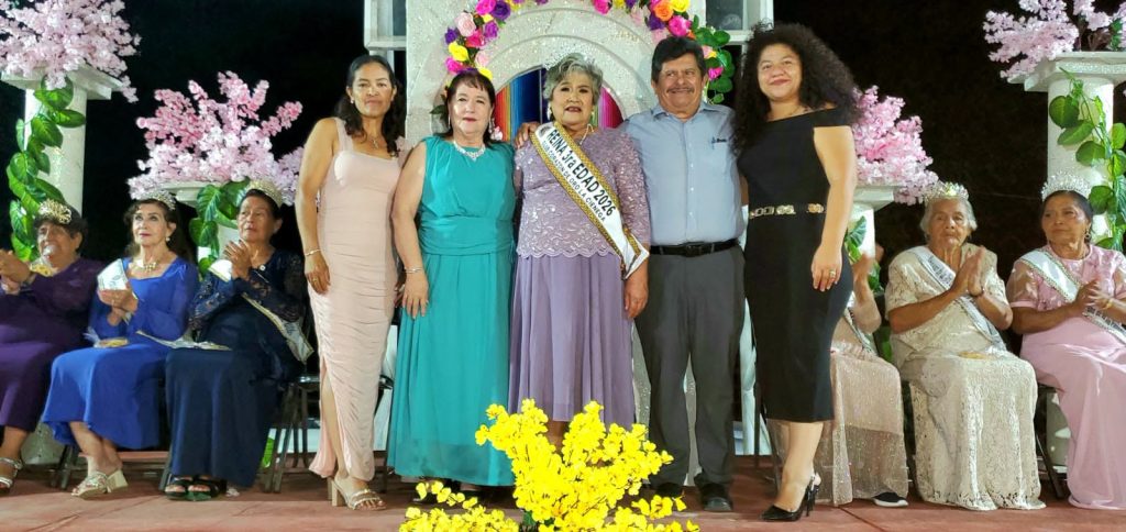 Adelaida Enríquez Zamorano es coronada reina de la tercera edad en La Ciénega, Ahuacatlán