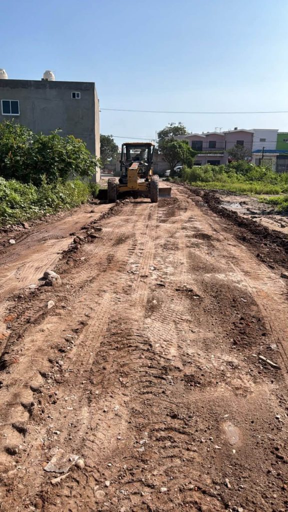 Tecuala rehabilita vía alterna en la colonia Las Brisas para mejorar la circulación