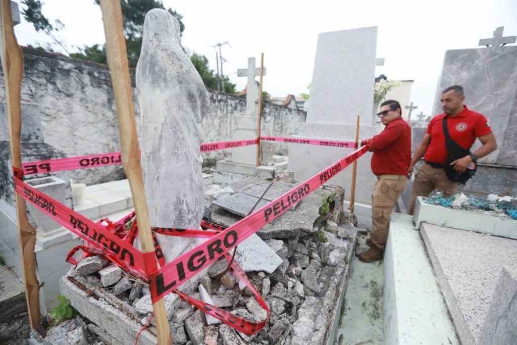 Protección Civil de Tepic coloca señalización preventiva en tumbas abiertas por el Día de Muertos