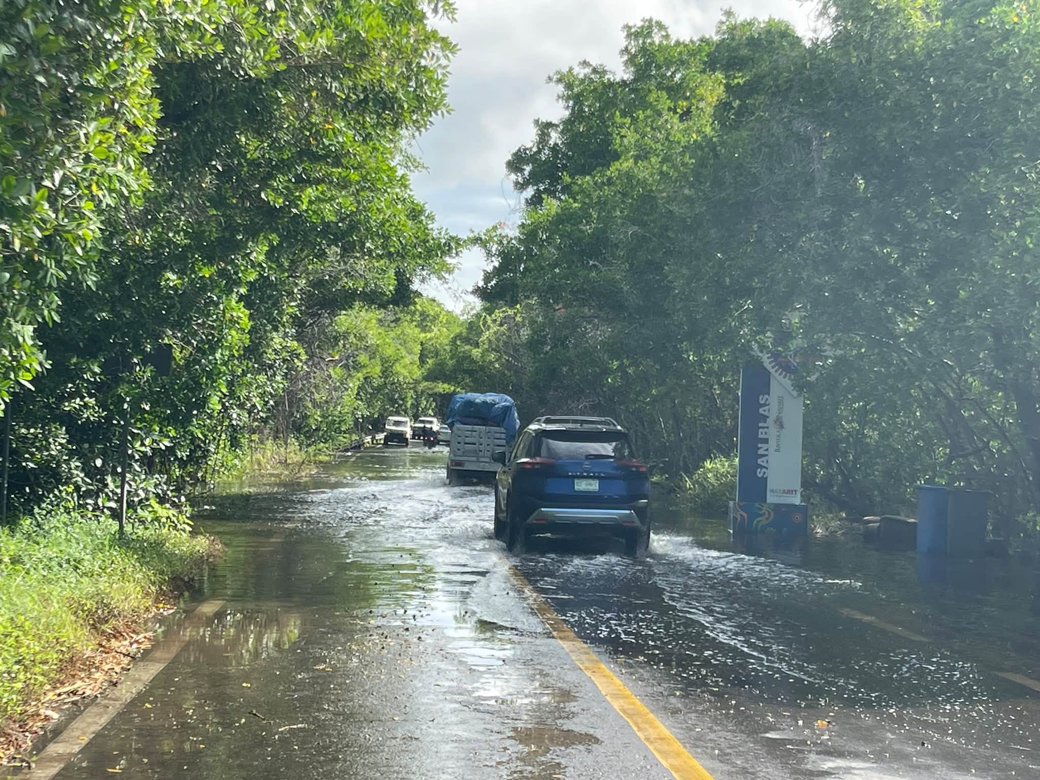 San Blas reporta marea alta y encharcamientos en la carretera hacia Matanchén