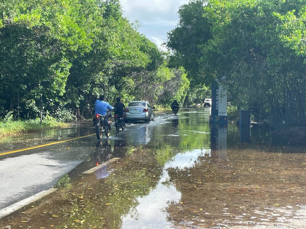 San Blas reporta marea alta y encharcamientos en la carretera hacia Matanchén