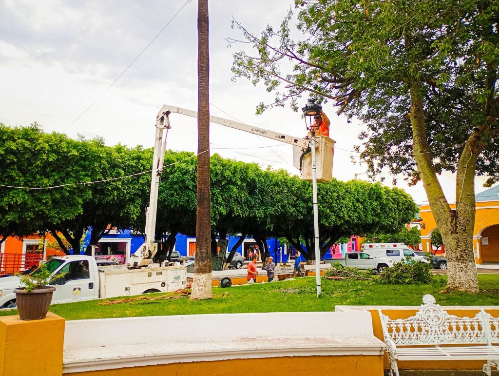 Jala continúa con el cambio de luminarias para mejorar los espacios públicos